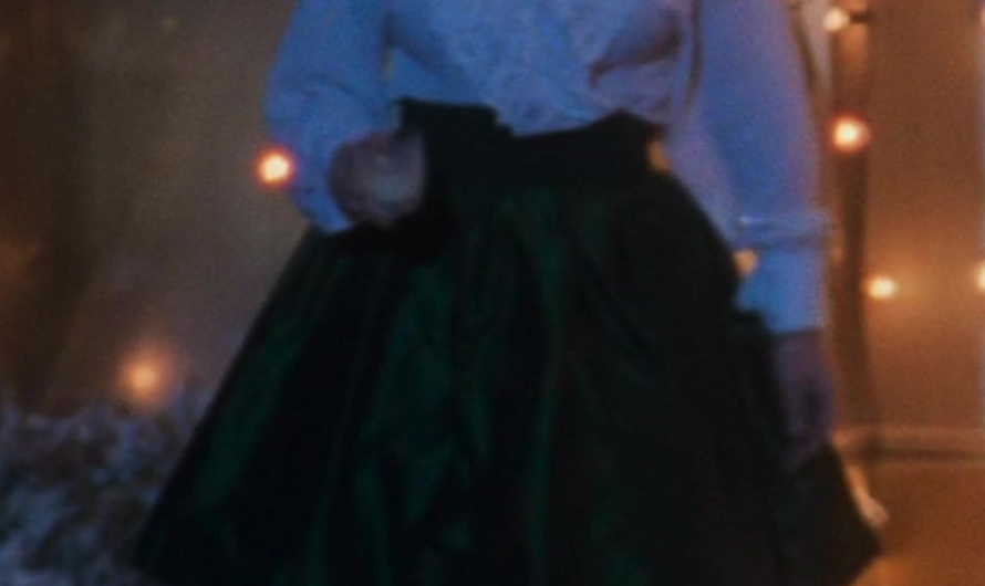 Green High-Waist Voluminous Silhouette Midi Skirt Worn by Beverly D’Angelo as Ellen Griswold