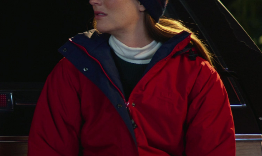 Fluffy Pom Pom Beanie Hat of Leighton Meester as Ali Moyer