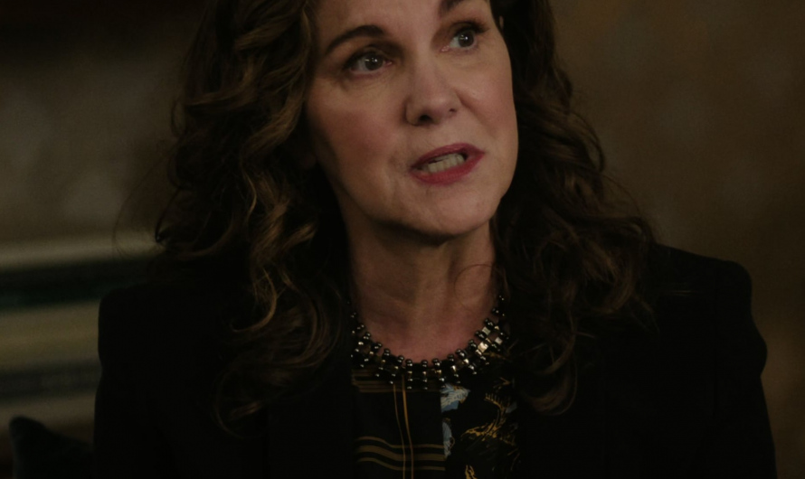 Black and Gold Cleopatra Style Necklace of Elizabeth Perkins as Elena
