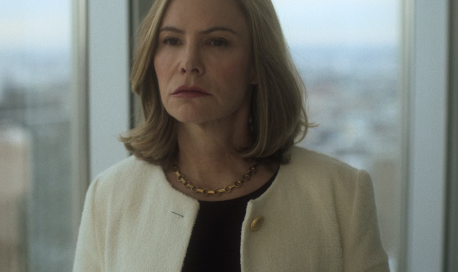 Gold Chain Necklace of Jennifer Jason Leigh As Lorraine Lyon
