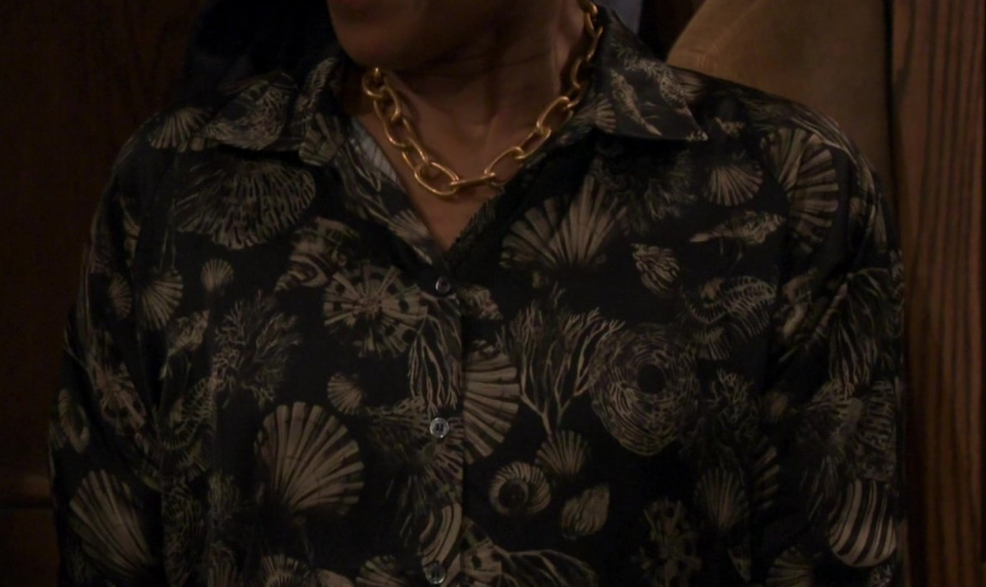 Chunky Gold Chain Necklace of Toks Olagundoye as Olivia