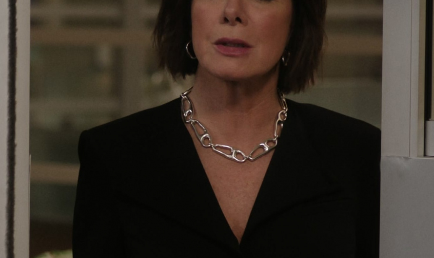 Silver Large Link Chain Necklace of Marcia Gay Harden as Maggie Brener