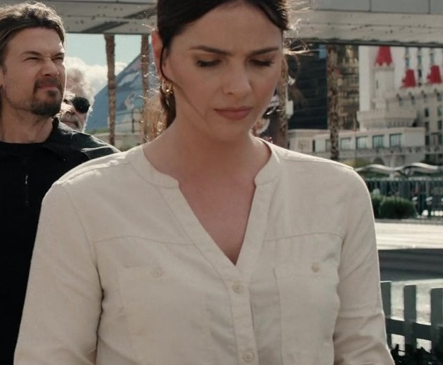 V-Neck Button-Down Shirt of Shelley Hennig as Ava Winters