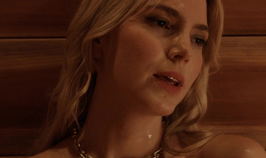 Gold Chain Necklace of Alyson Gorske as Lana
