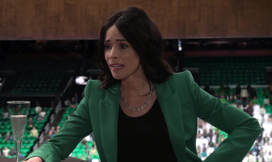Bold Silver Chain Necklace of Abigail Spencer as Julia Mariano