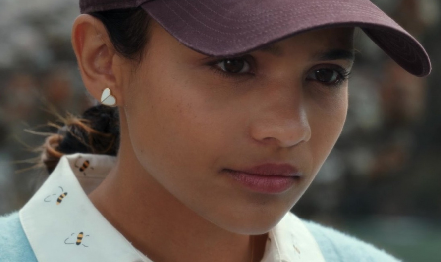 White Heart Stud Earrings of Nikki Rodriguez as Jackie Howard