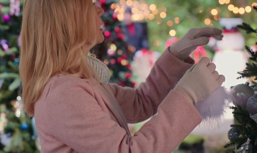 Cream Knit Gloves Worn by Teryl Rothery as Muriel St. Claire