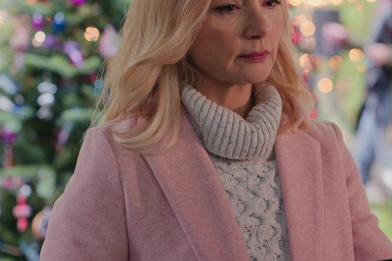 Cozy Grey Cable Knit Turtleneck Sweater of Teryl Rothery as Muriel St. Claire