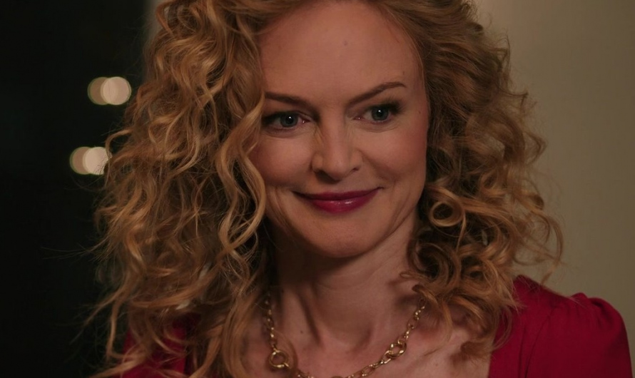 Elegant Gold-Tone Chunky Link Necklace of Heather Graham as Charlotte Sanders