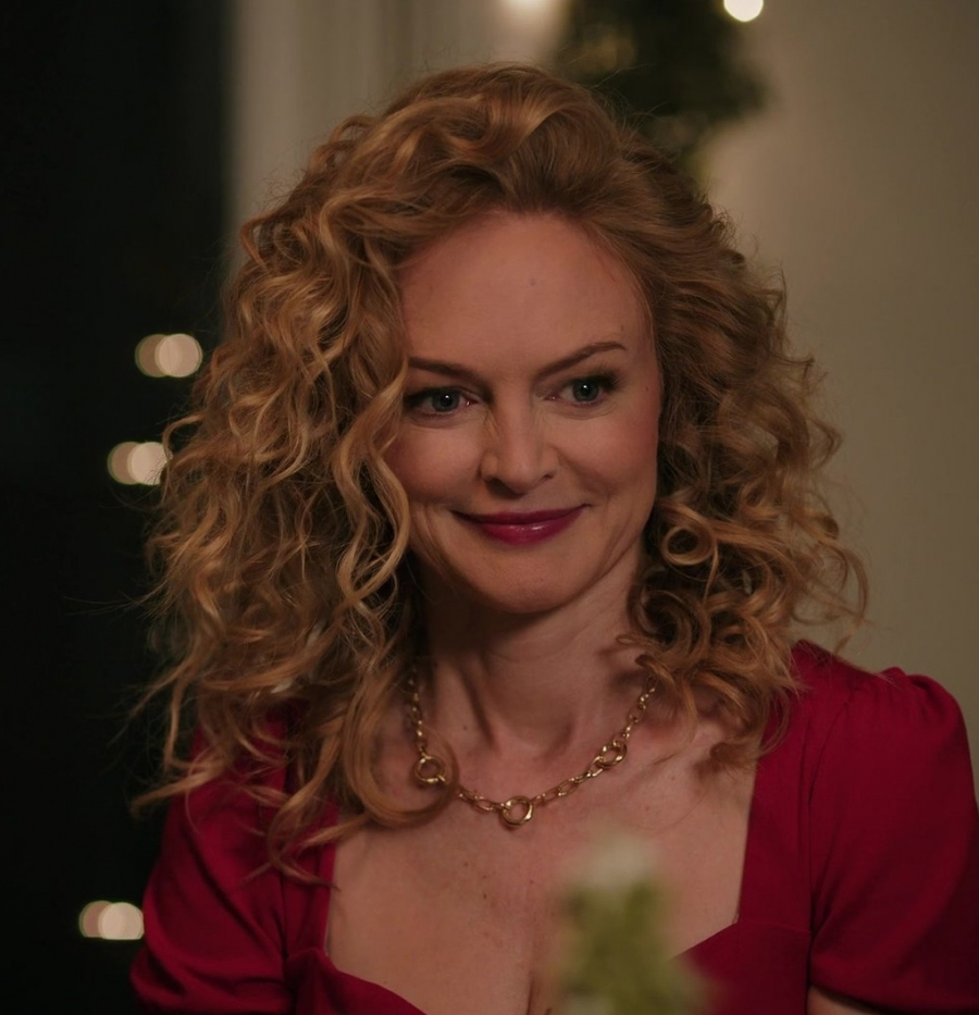 elegant gold-tone chunky link necklace - Heather Graham (Charlotte Sanders) - Best. Christmas. Ever! (2023) Movie