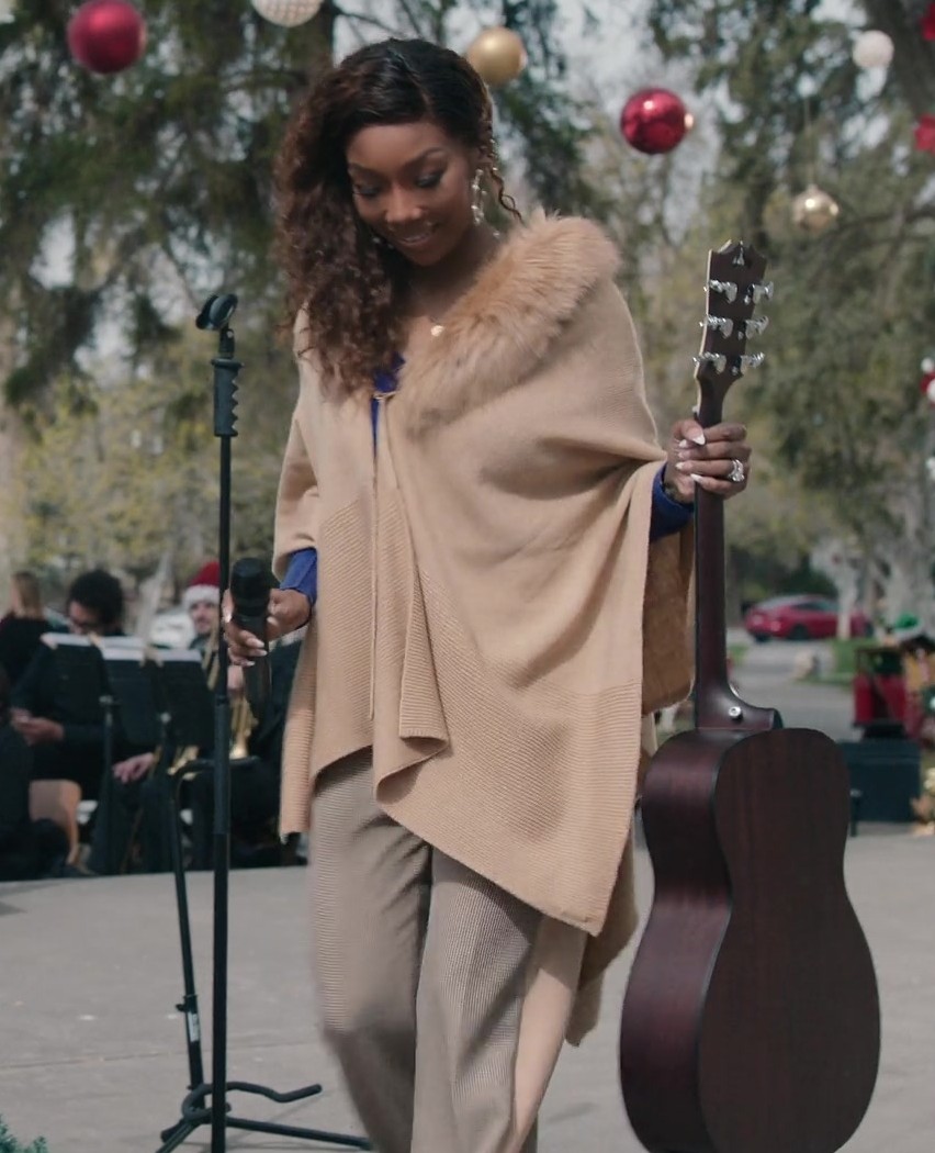 Worn on Best. Christmas. Ever! (2023) Movie - Camel Wool Cape with Faux Fur Collar of Brandy Norwood as Jackie Jennings