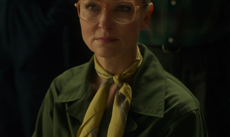 Yellow Patterned Silk Scarf of Kari Matchett as Linda Hillman