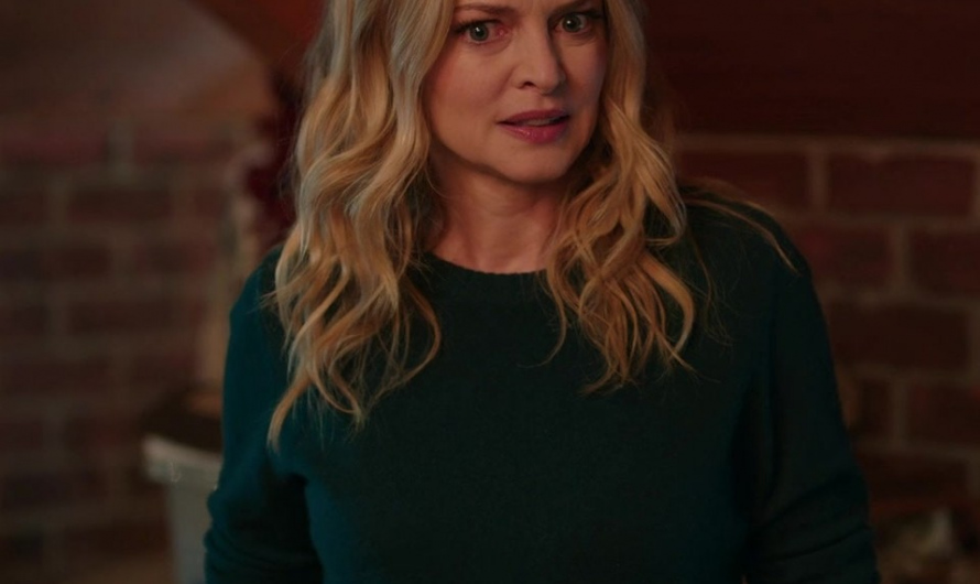Green Crew Neck Sweater Worn by Heather Graham as Charlotte Sanders