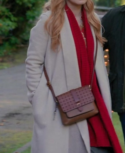 Red Knit Scarf of Alexandra Breckenridge as Mel Monroe