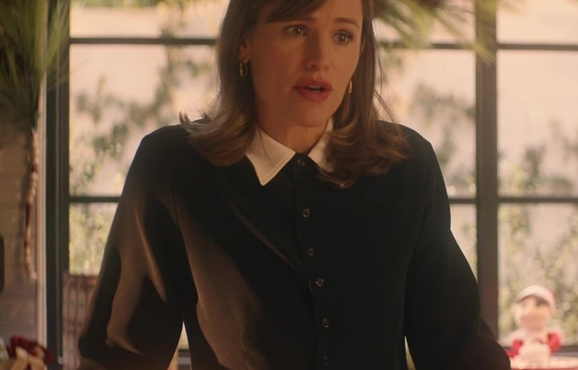 Elegant Black Button-Down Shirt with Contrast White Collar Worn by Jennifer Garner as Jess