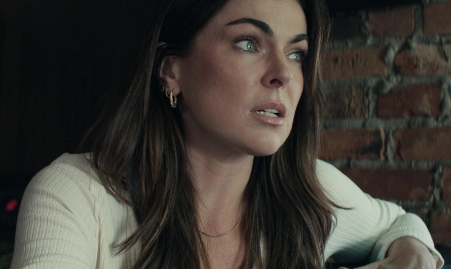 Gold Hoop Earrings of Serinda Swan as Karla Dixon