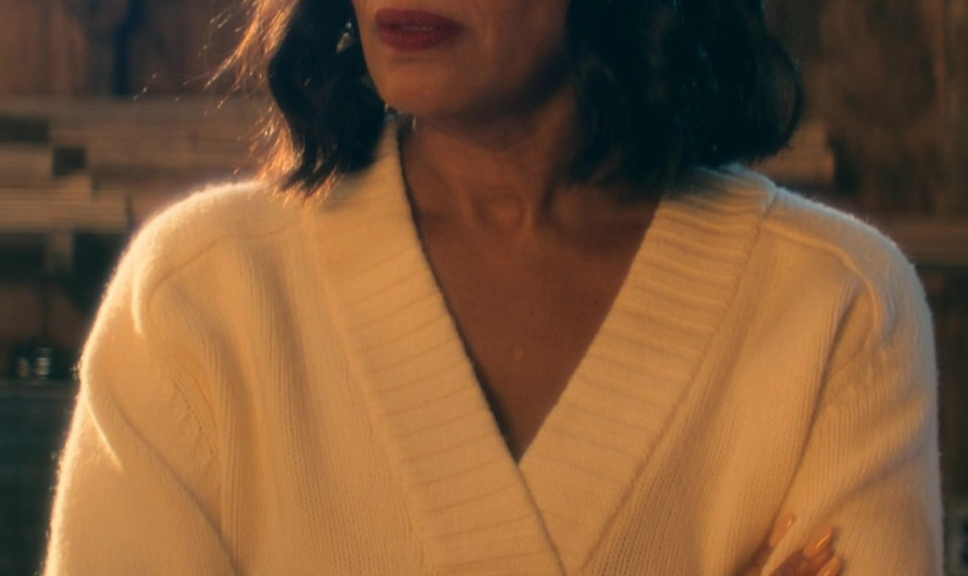 White V-Neck Sweater of Tracee Ellis Ross as Carol Carver