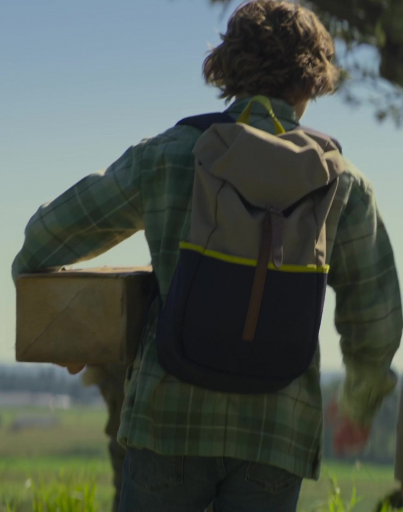 dual-tone backpack with sleek yellow trim - Walker Scobell (Percy Jackson) - Percy Jackson and the Olympians TV Show