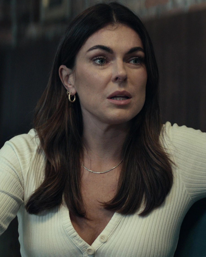 Simple and Elegant Thin Gold Necklace Worn by Serinda Swan as Karla Dixon