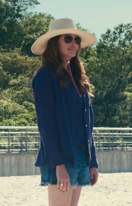 Blue Long Sleeve Shirt of Julia Roberts as Amanda Sandford