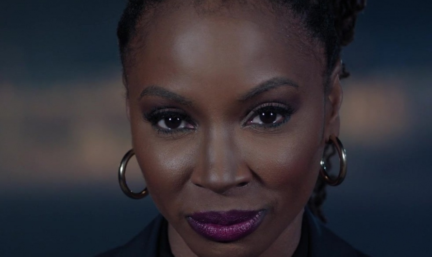 Gold-Tone Hoop Earrings of Shanola Hampton as Gabrielle “Gabi” Mosely
