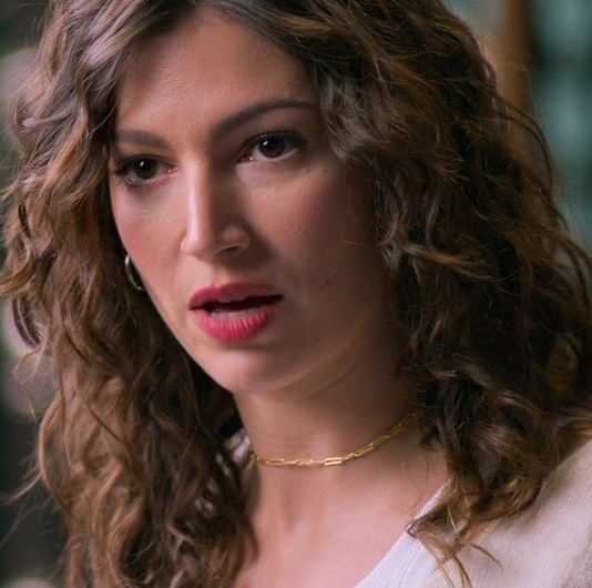 Sleek Gold Chain Choker Necklace of Úrsula Corberó as Camila