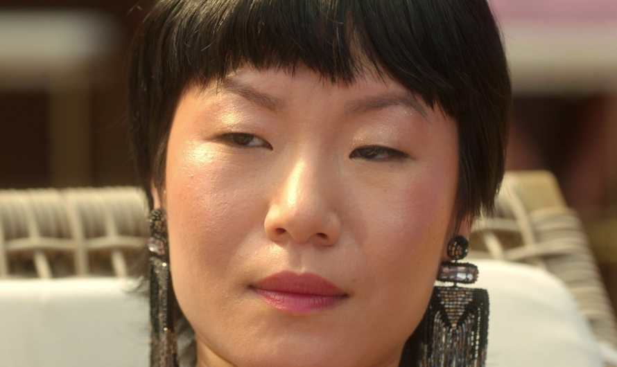 Fashion-Forward Large Frame Sunglasses of Karoline as Eleanor Chun