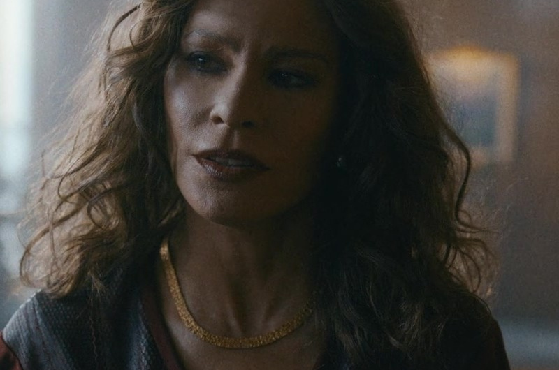 Gold Textured Flat Necklace of Sofía Vergara as Griselda Blanco