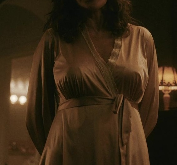 Cream Silk Robe with Lace Trim of Sofía Vergara as Griselda Blanco