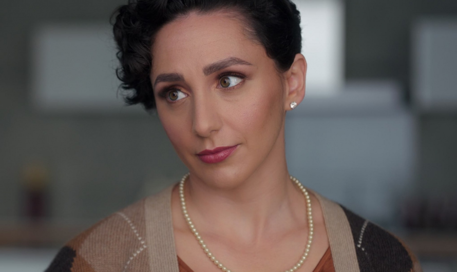 Pearl Necklace of Lauren Patten as Anna Collier