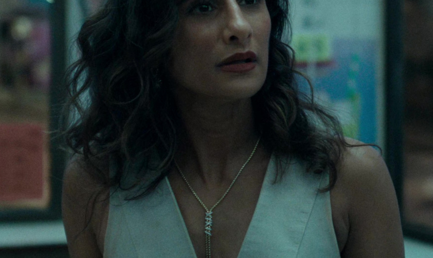 Y Necklace in 18K Yellow Gold with Diamonds Worn by Sarayu Blue as Hilary Starr