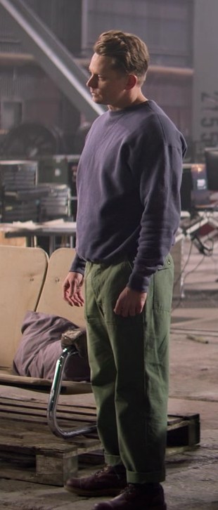 military-inspired green pants - Billy Magnussen (Magnus) - Lift (2024) Movie