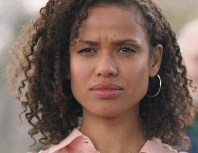 Gold Chain Necklace with Single Pearl Pendant of Gugu Mbatha-Raw as Abby