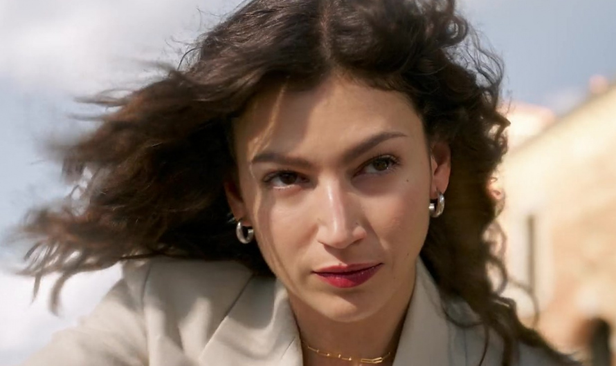 Silver Hoop Earrings Worn by Úrsula Corberó as Camila