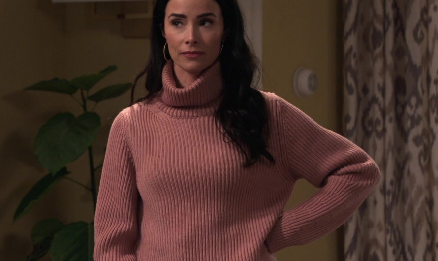 Soft Pink Ribbed Turtleneck Sweater of Abigail Spencer as Julia Mariano