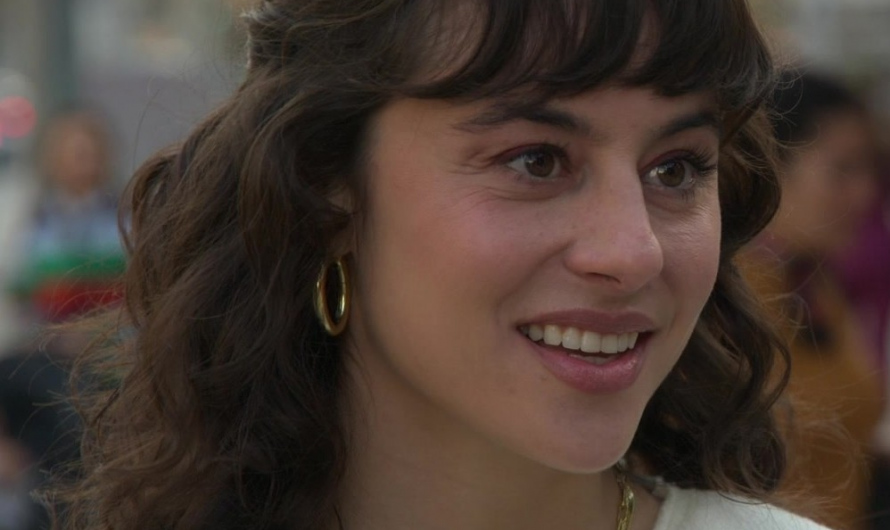 Classic Gold Link Chain Necklace of Carina Conti as Riley