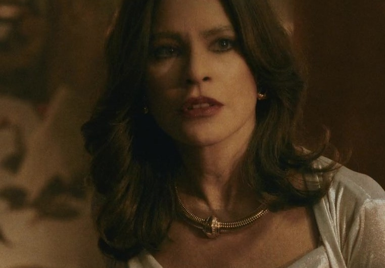 Bold Gold Collar Necklace of Sofía Vergara as Griselda Blanco