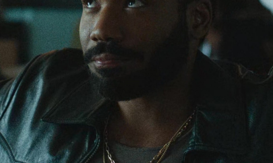 Gold Chain Link Necklace of Donald Glover as John Smith