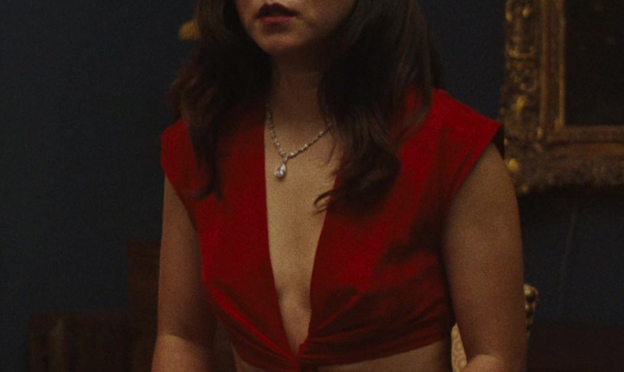 Round-Cut Diamond Bracelet of Maya Erskine as Jane Smith