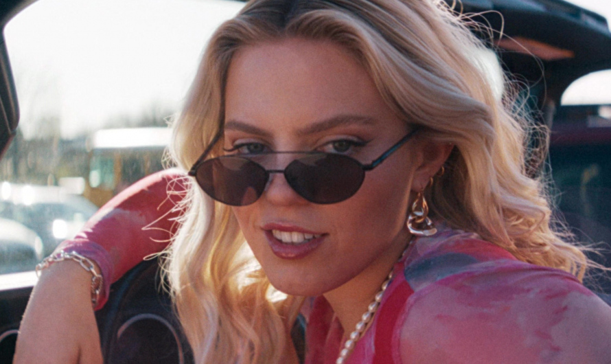 Gold-Tone Chunky Chain Link Earrings of Reneé Rapp as Regina George