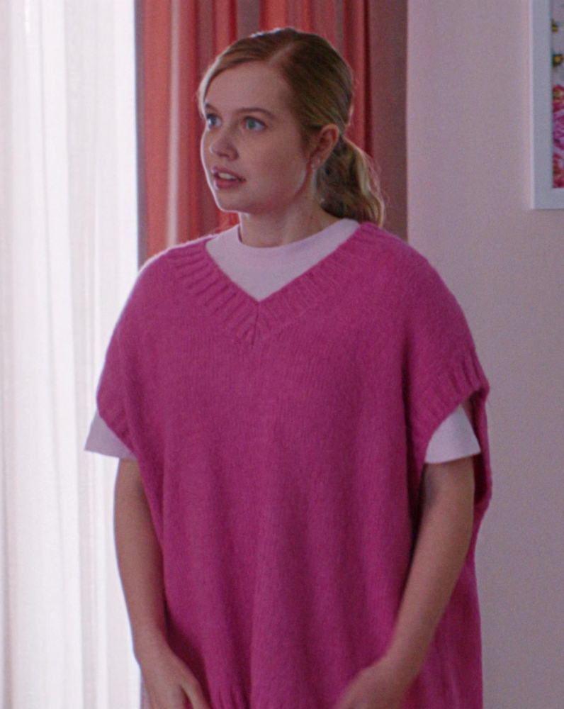 pink oversized v-neck sleeveless sweater vest - Angourie Rice (Cady Heron) - Mean Girls (2024) Movie