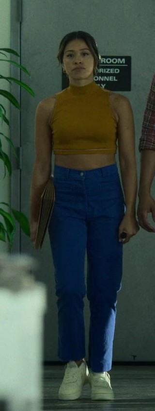 blue high-waisted pants - Gina Rodriguez (Mack) - Players (2024) Movie