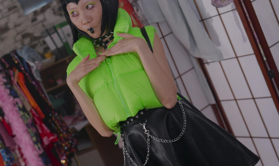 Black Faux Leather Pleated Mini Skirt with Chain Worn by Shuang Hu as Lia