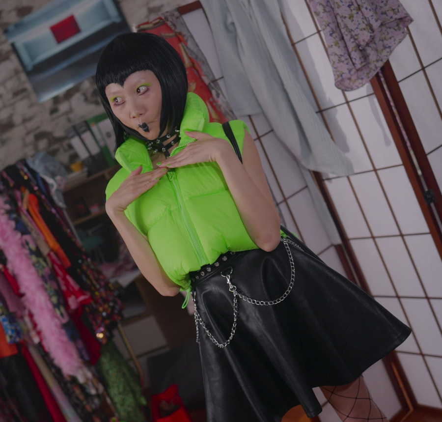 Black Faux Leather Pleated Mini Skirt with Chain Worn by Shuang Hu as Lia from Five Blind Dates (2024) Movie