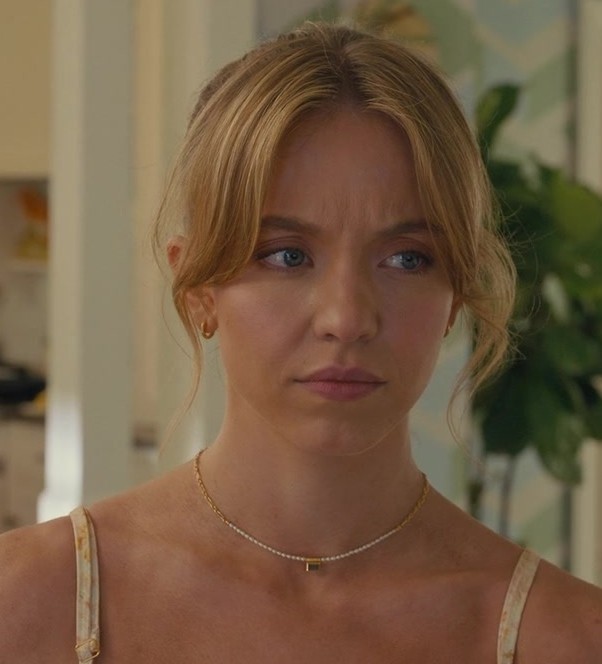 Dual-Design Necklace with Delicate Pearls and Gold Link Chain Worn by Sydney Sweeney as Bea from Anyone But You (2023) Movie