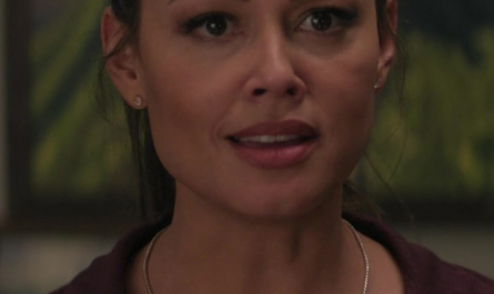 #2344 – NCIS – Hawaii – Season 3 Episode 1 (Timestamp – 00h 39m 03s)