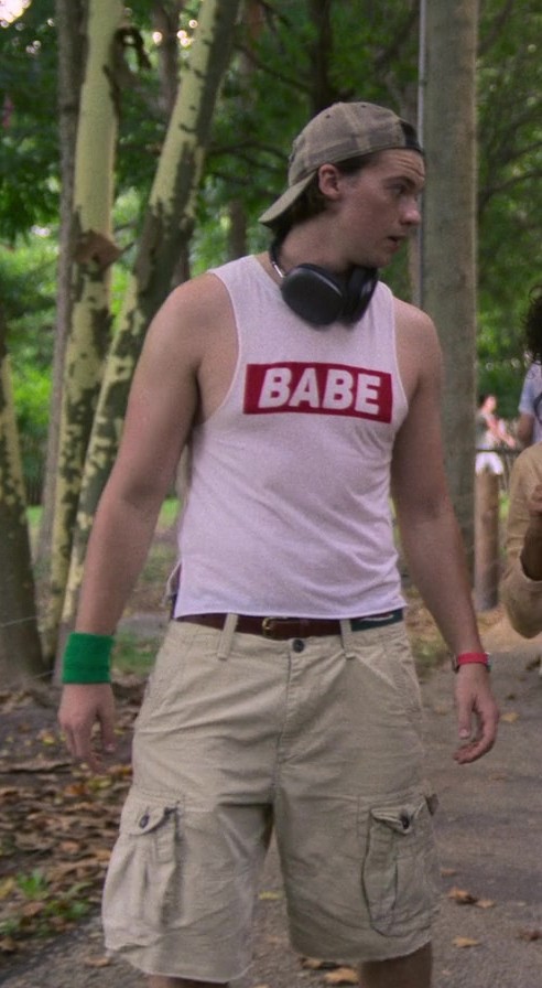 babe logo t-shirt - Joel Courtney (Little) - Players (2024) Movie