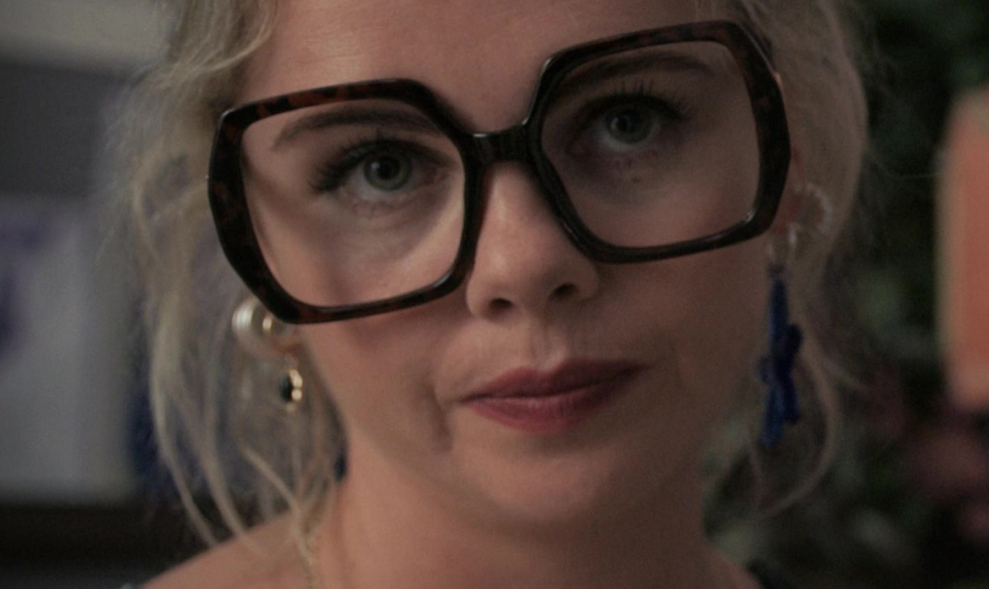 Oversized Square Frame Glasses of Saoirse-Monica Jackson as Amy