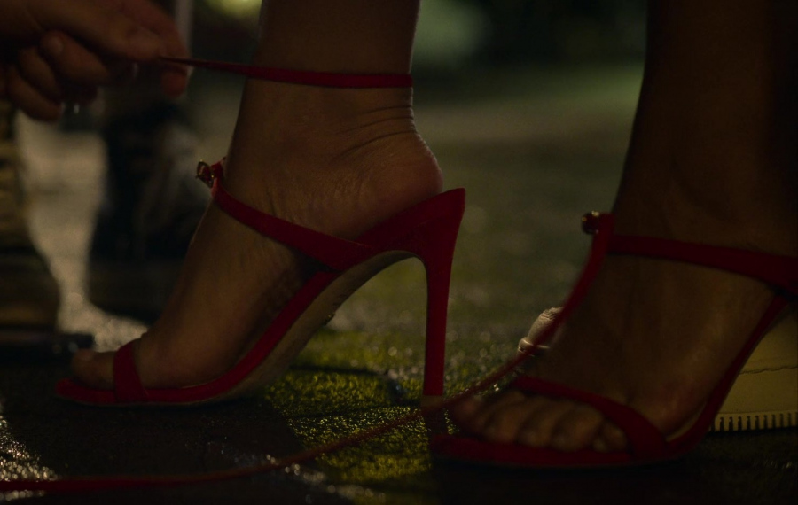 red high heel sandals - Gina Rodriguez (Mack) - Players (2024) Movie