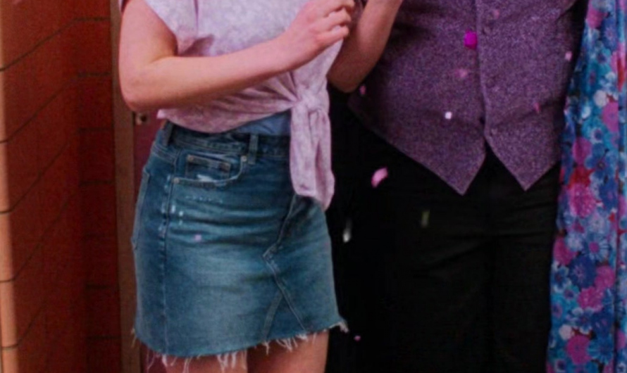High-Waisted Frayed Hem Denim Mini Skirt of Angourie Rice as Cady Heron
